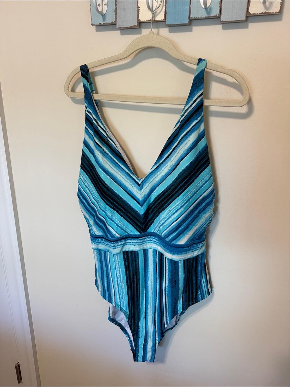 Jantzen Women’s Teal V-Neckline Stripe One-Piece Swimsuit / Size 16 / Like New